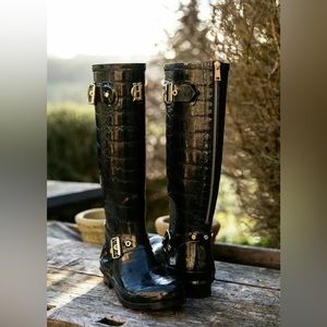Elegant Black Croc-Embossed Winter Boots